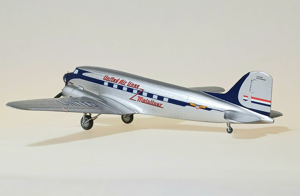 DC-3 United Airlines (Minicraft 1/144) Finished by Tim Robb
