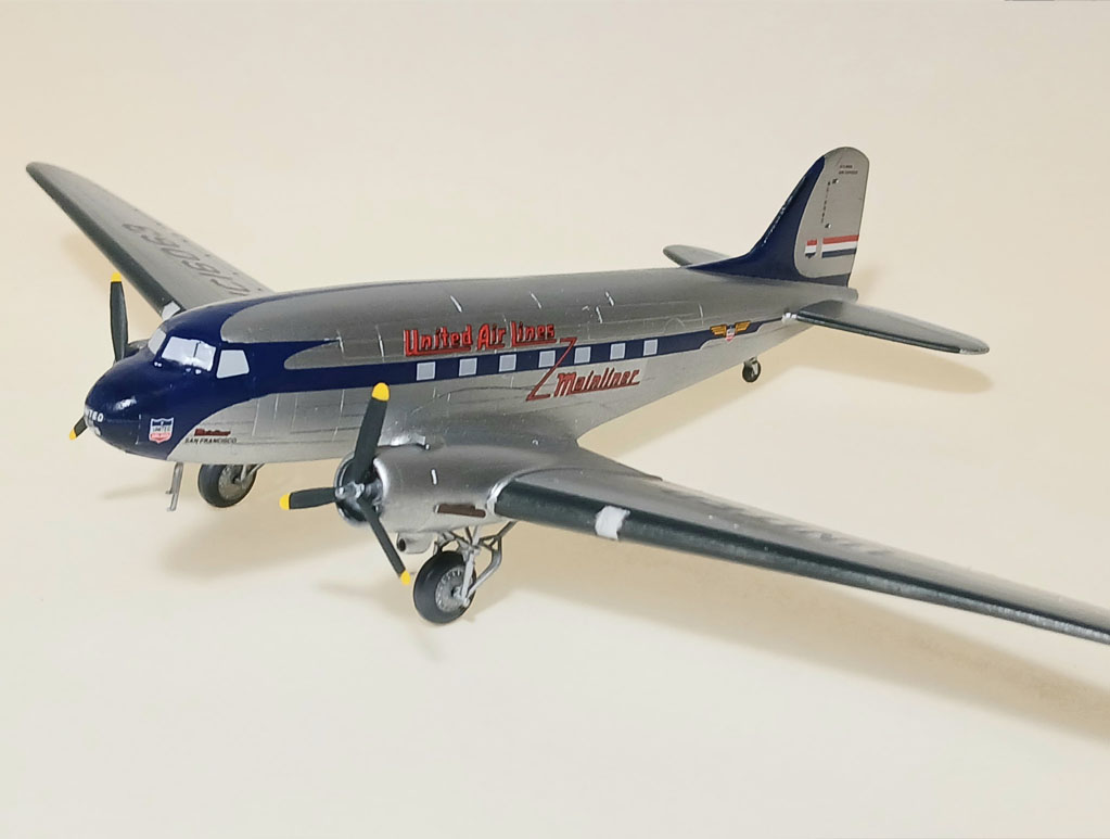 DC-3 United Airlines (Minicraft 1/144) Finished by Tim Robb
