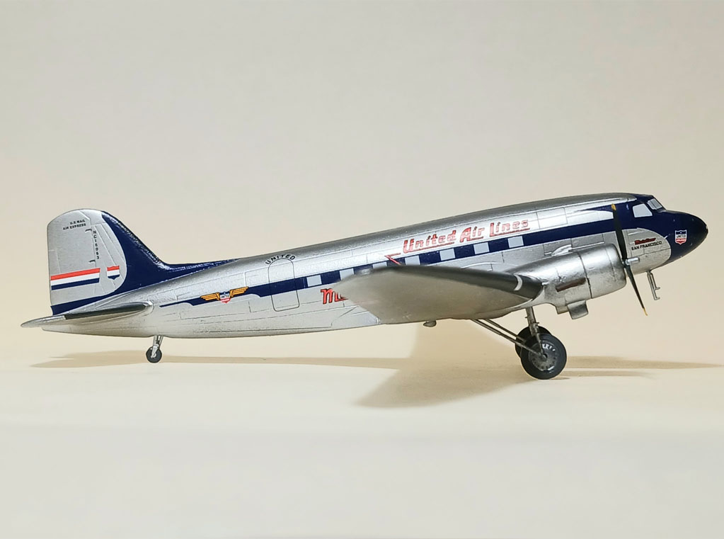 DC-3 United Airlines (Minicraft 1/144) Finished by Tim Robb
