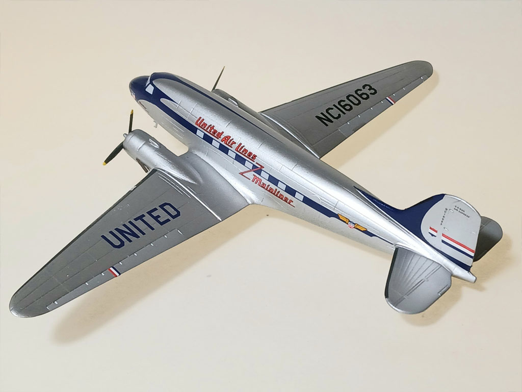 DC-3 United Airlines (Minicraft 1/144) Finished by Tim Robb
